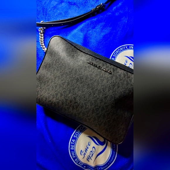 Jet Set Large Logo Crossbody Bag - Picture 1 of 3